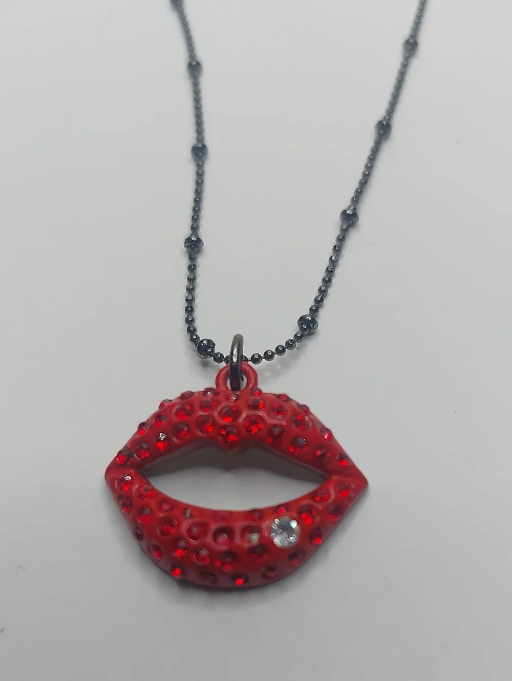 Betsey Johnson Kiss Me Sparkly Red Lips Dainty Gun Metal Chain Pendant Necklace